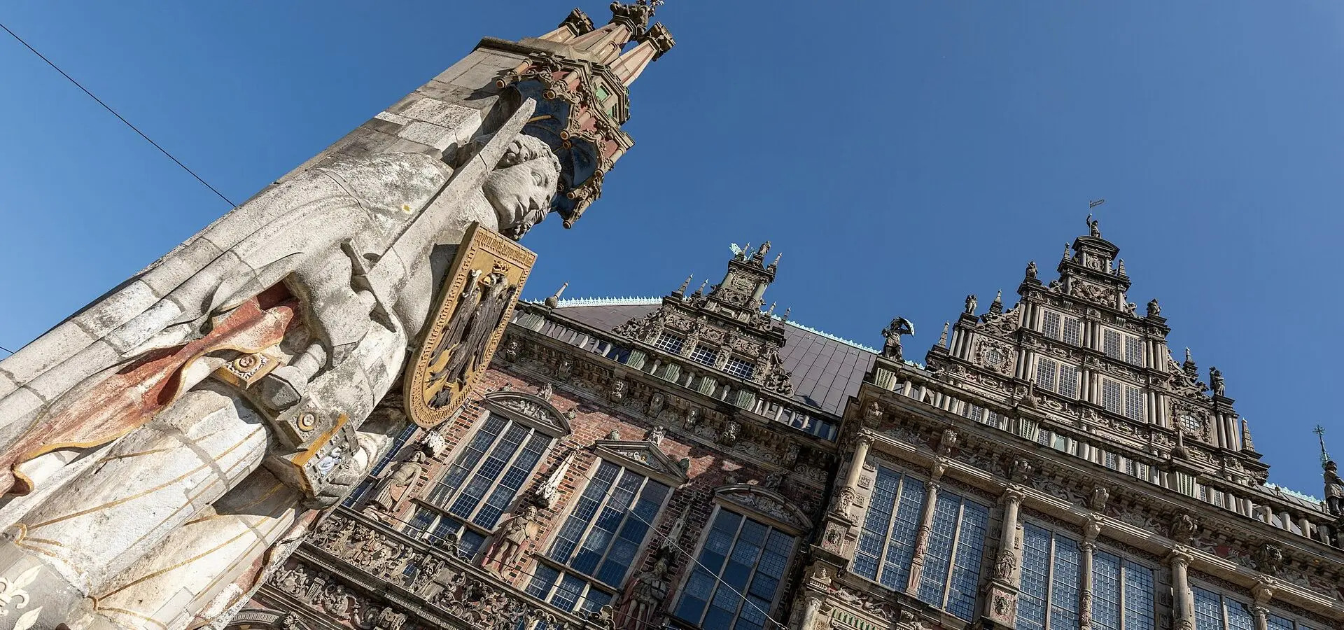 Das Bremer Rathaus und die Roland-Statue auf dem Marktplatz