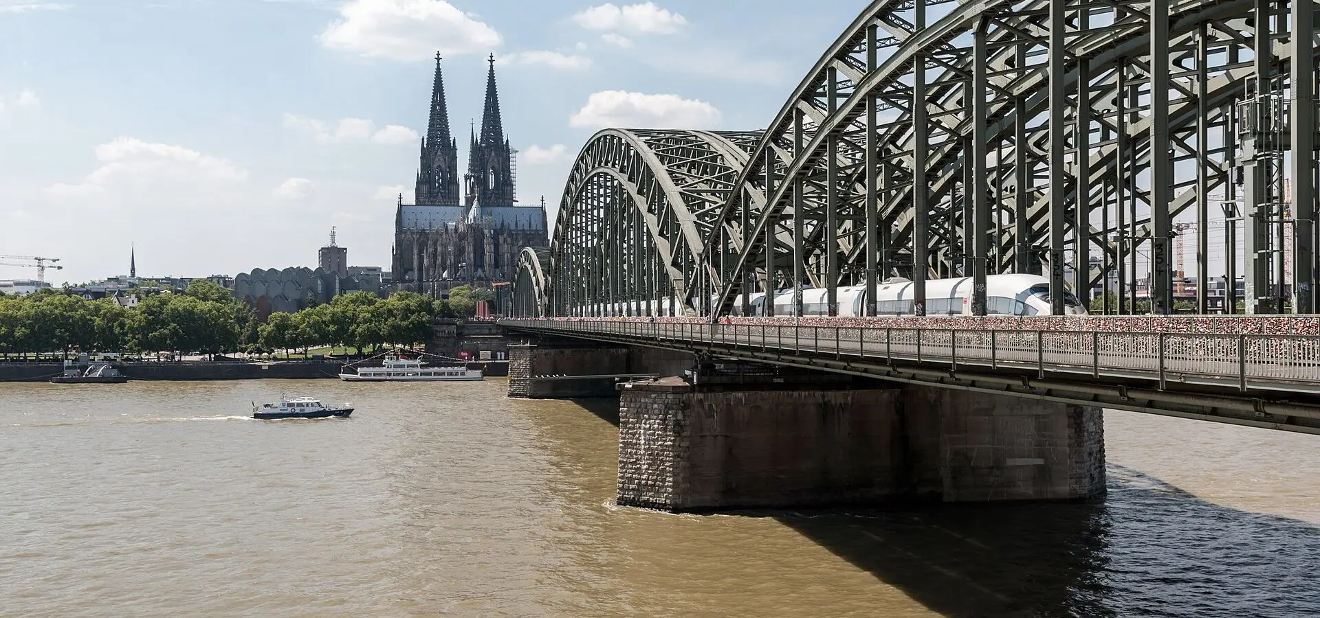 Hohenzollernbrücke und Kölner Dom am Rhein